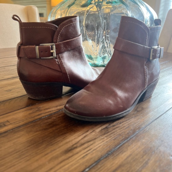 EC. Vince Camuto Peamer Booties - Picture 2 of 9
